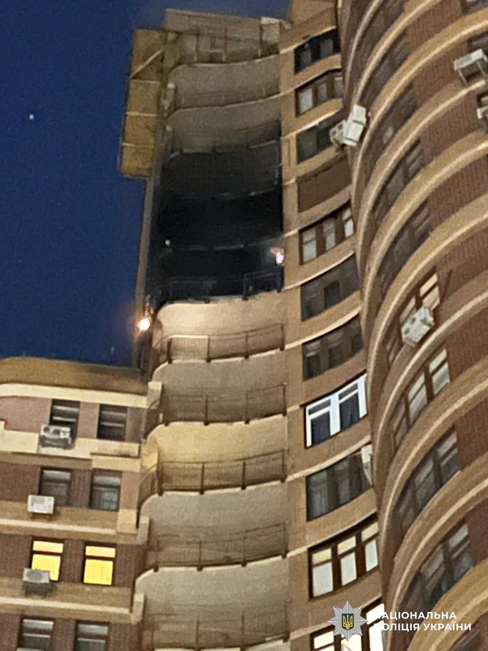 Обгорілі висотки. Який вигляд мають багатоповерхівки в Києві після прильотів (фото)